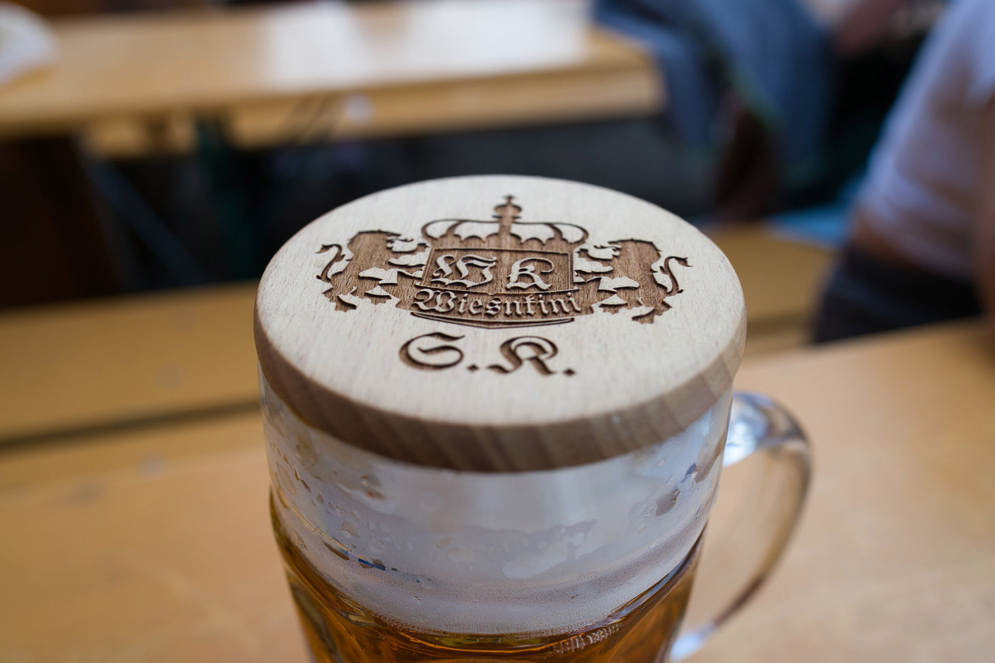Krugdeckel aus Holz mit persönlicher Gravur