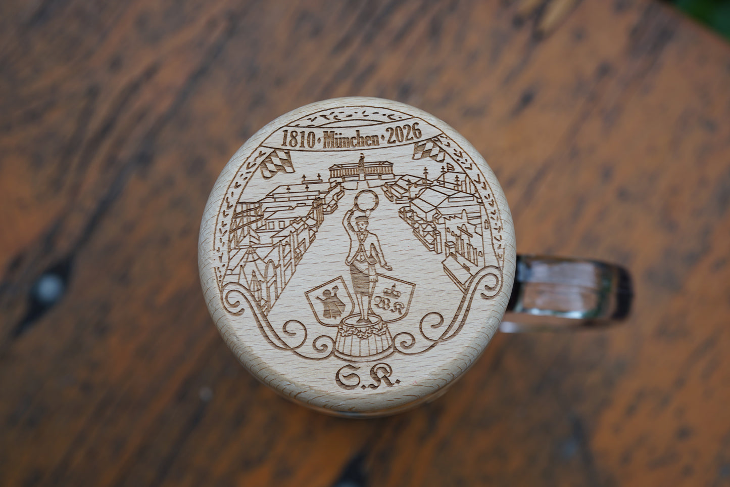 Krugdeckel aus Holz mit Jahresmotiv 2026 und persönlicher Gravur