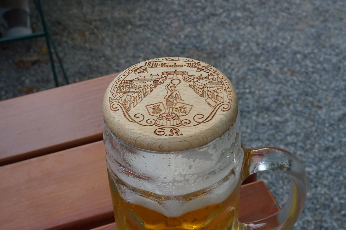 Krugdeckel aus Holz mit Jahresmotiv 2026 und persönlicher Gravur