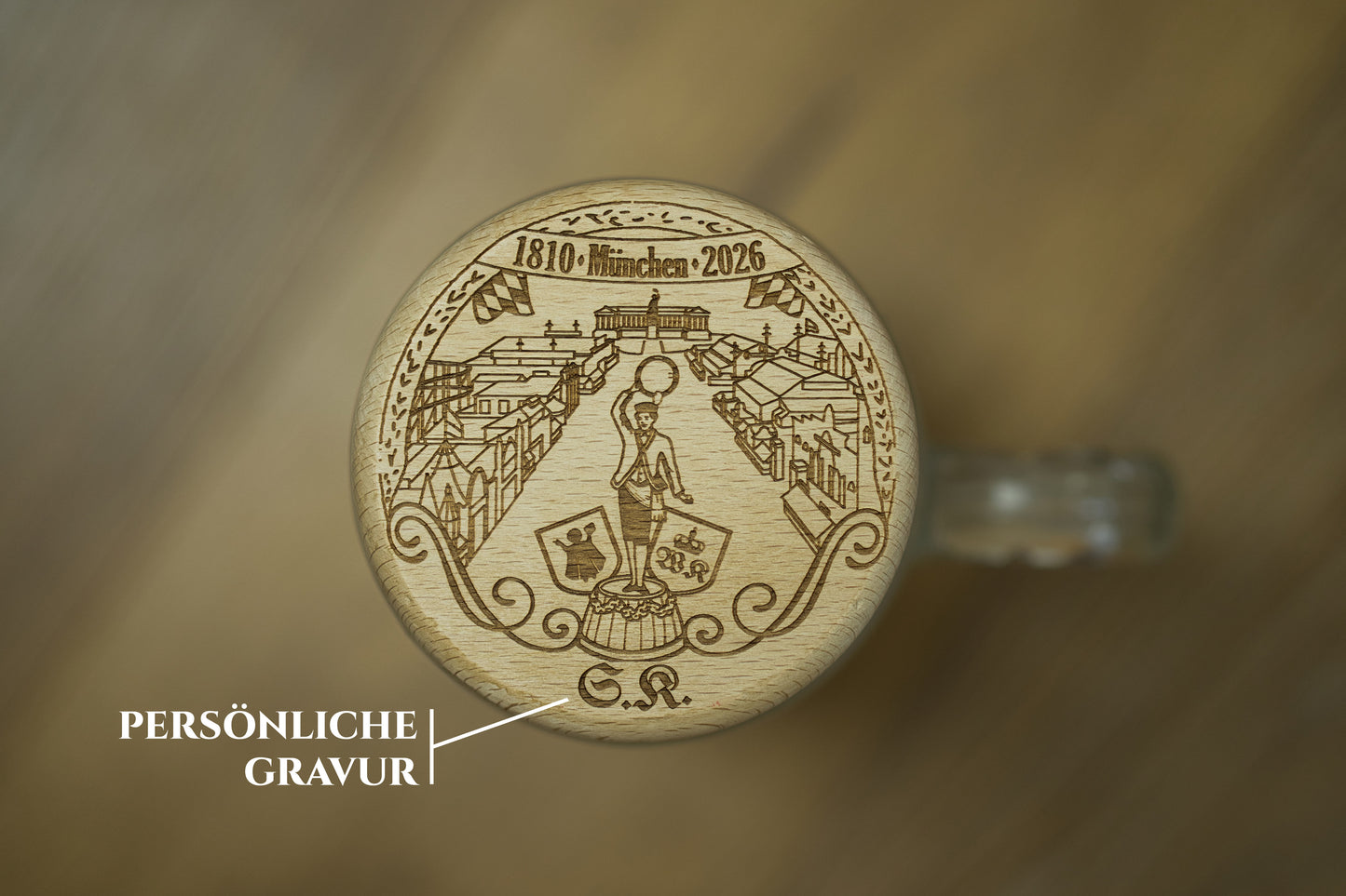 Krugdeckel aus Holz mit Jahresmotiv 2026 und persönlicher Gravur